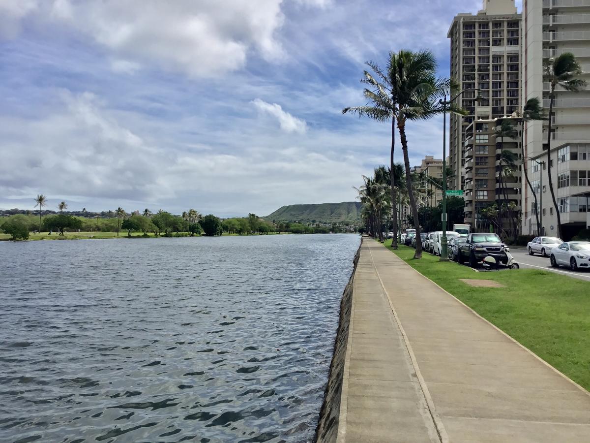 Holiday Surf Hotel Honolulu Bagian luar foto