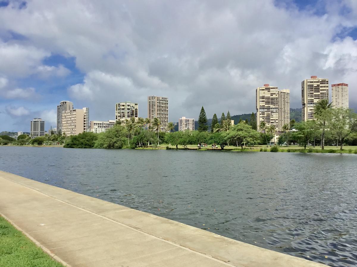 Holiday Surf Hotel Honolulu Bagian luar foto